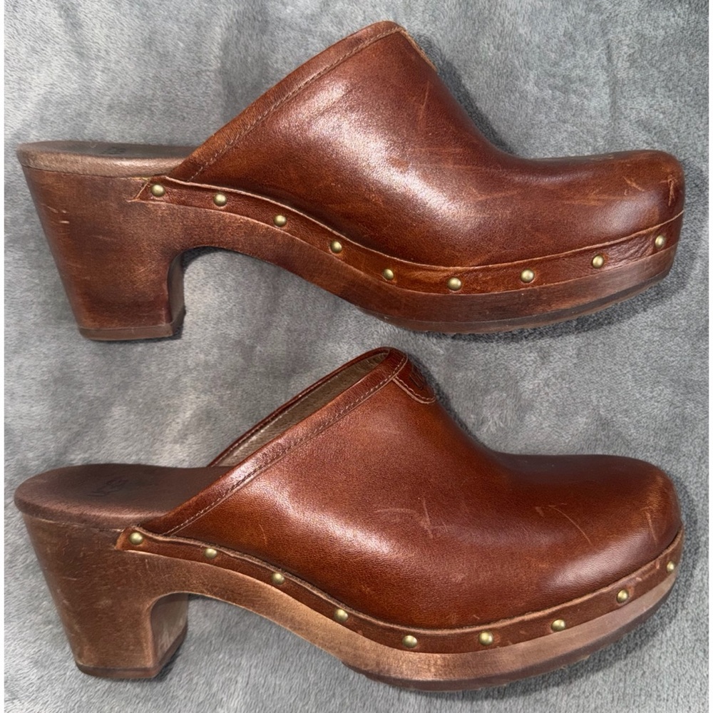 🤎 UGG Studded Leather Mules